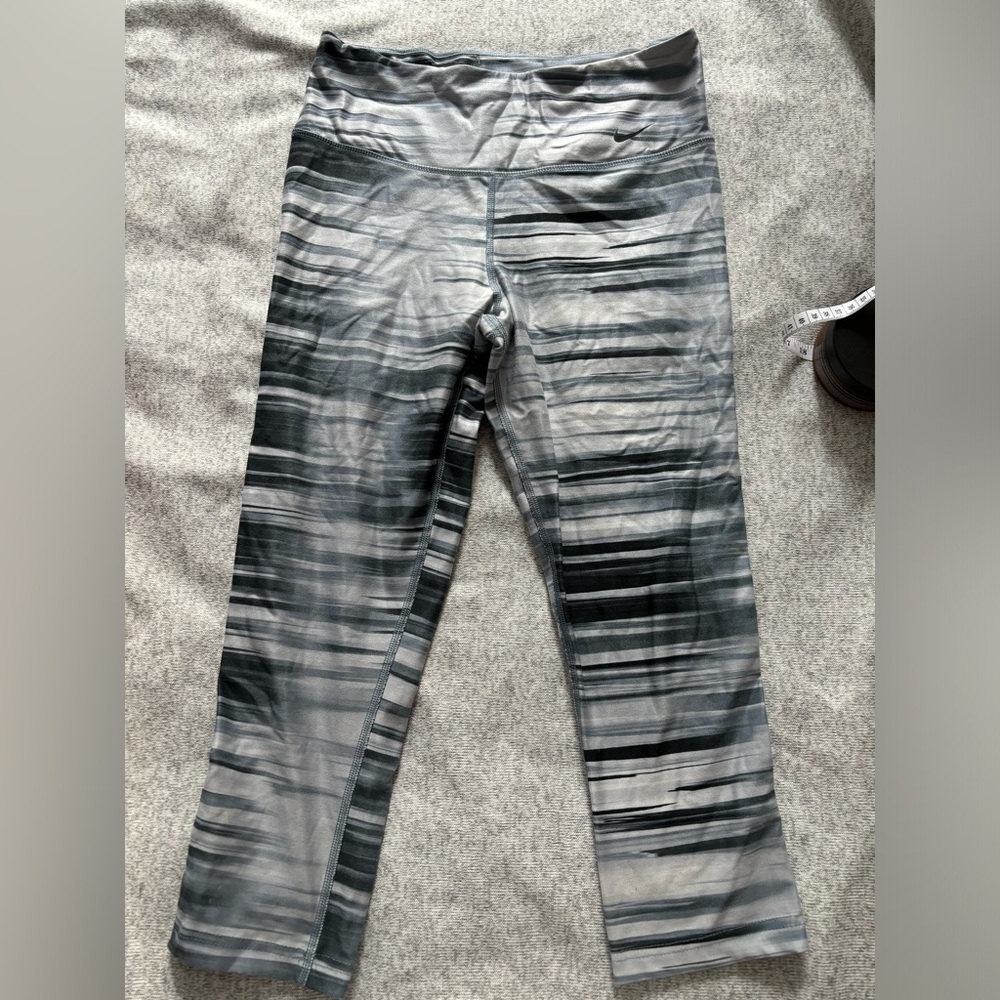 Nike Grey patterned running cropped leggings sz Sm with hidden pocket